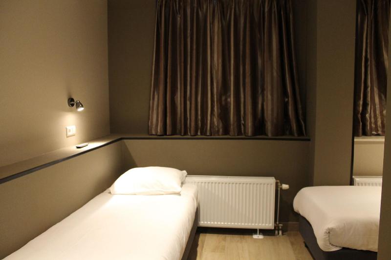 Hotel Blossoms - Genel