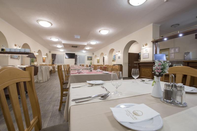 Land Plan Hotel And Restaurant - Restoran