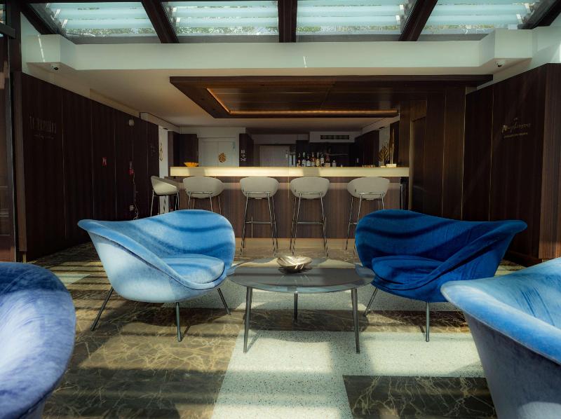 de Bonart Naples-Curio Collection by Hilton - Bar