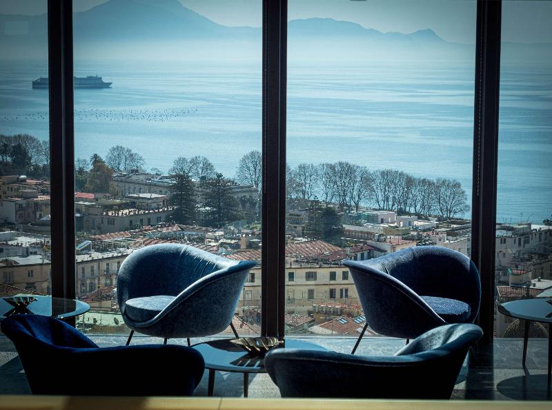 de Bonart Naples-Curio Collection by Hilton - Bar