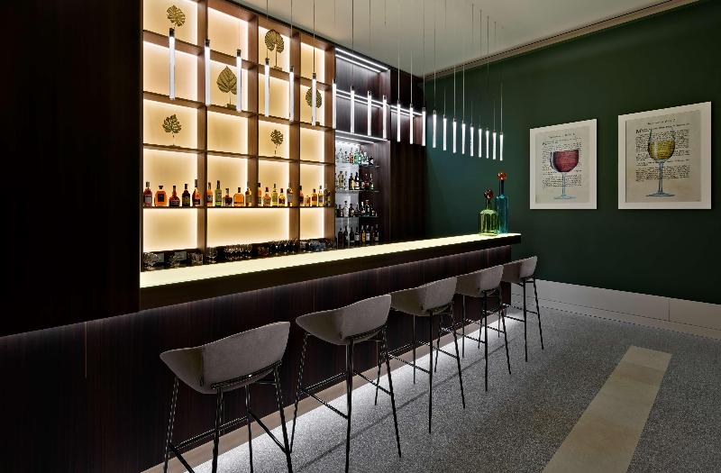 de Bonart Naples-Curio Collection by Hilton - Bar
