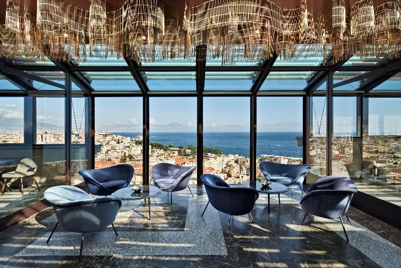 de Bonart Naples-Curio Collection by Hilton - Bar