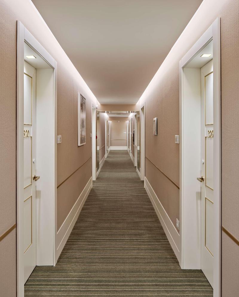 de Bonart Naples-Curio Collection by Hilton - Lobi