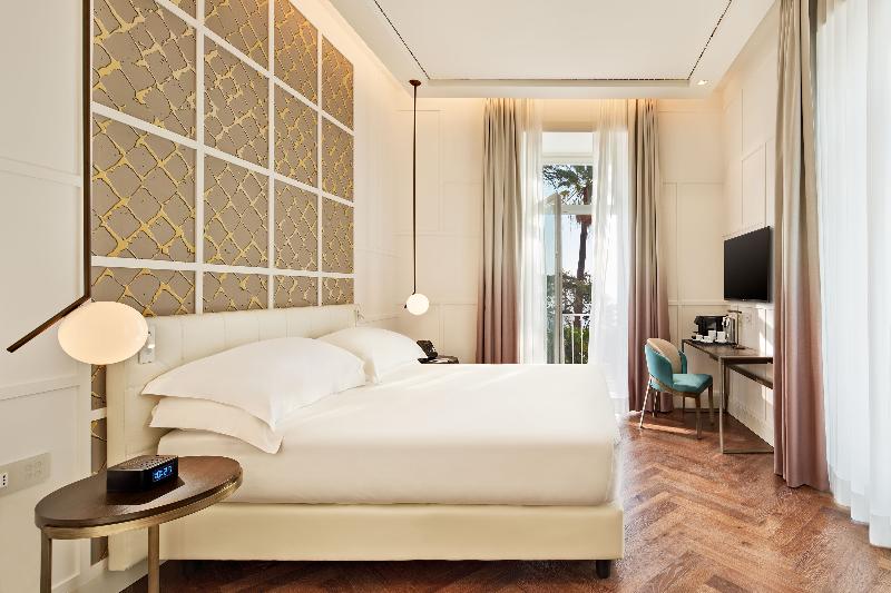 de Bonart Naples-Curio Collection by Hilton - Oda
