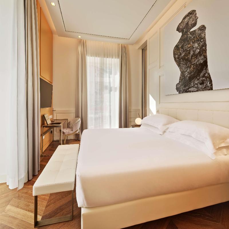de Bonart Naples-Curio Collection by Hilton - Oda