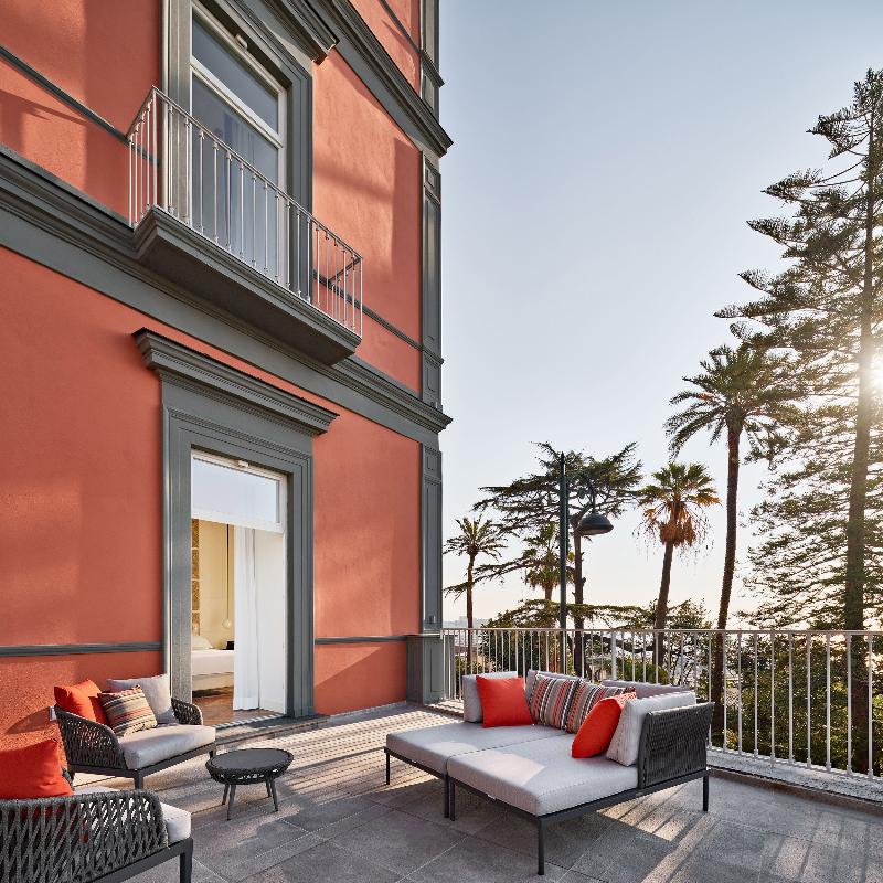 de Bonart Naples-Curio Collection by Hilton - Oda
