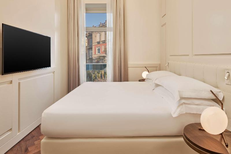 de Bonart Naples-Curio Collection by Hilton - Oda