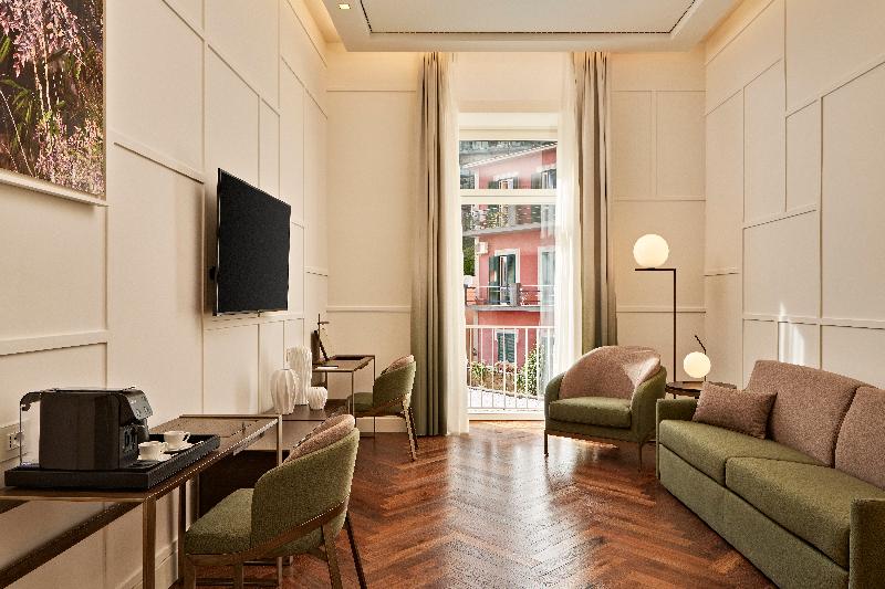 de Bonart Naples-Curio Collection by Hilton - Oda