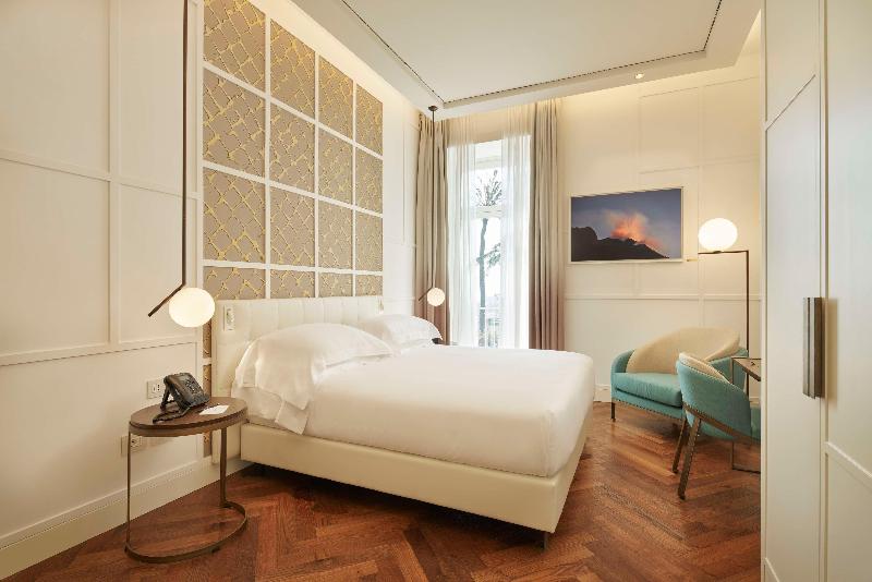 de Bonart Naples-Curio Collection by Hilton - Oda
