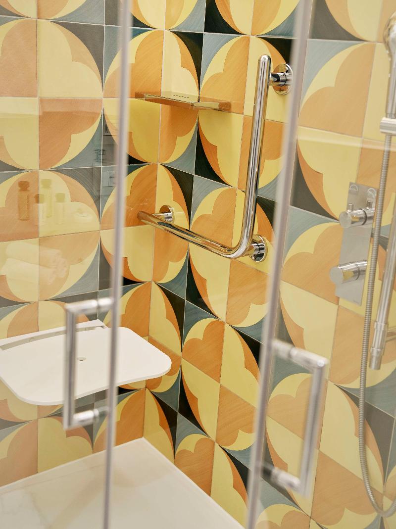 de Bonart Naples-Curio Collection by Hilton - Oda
