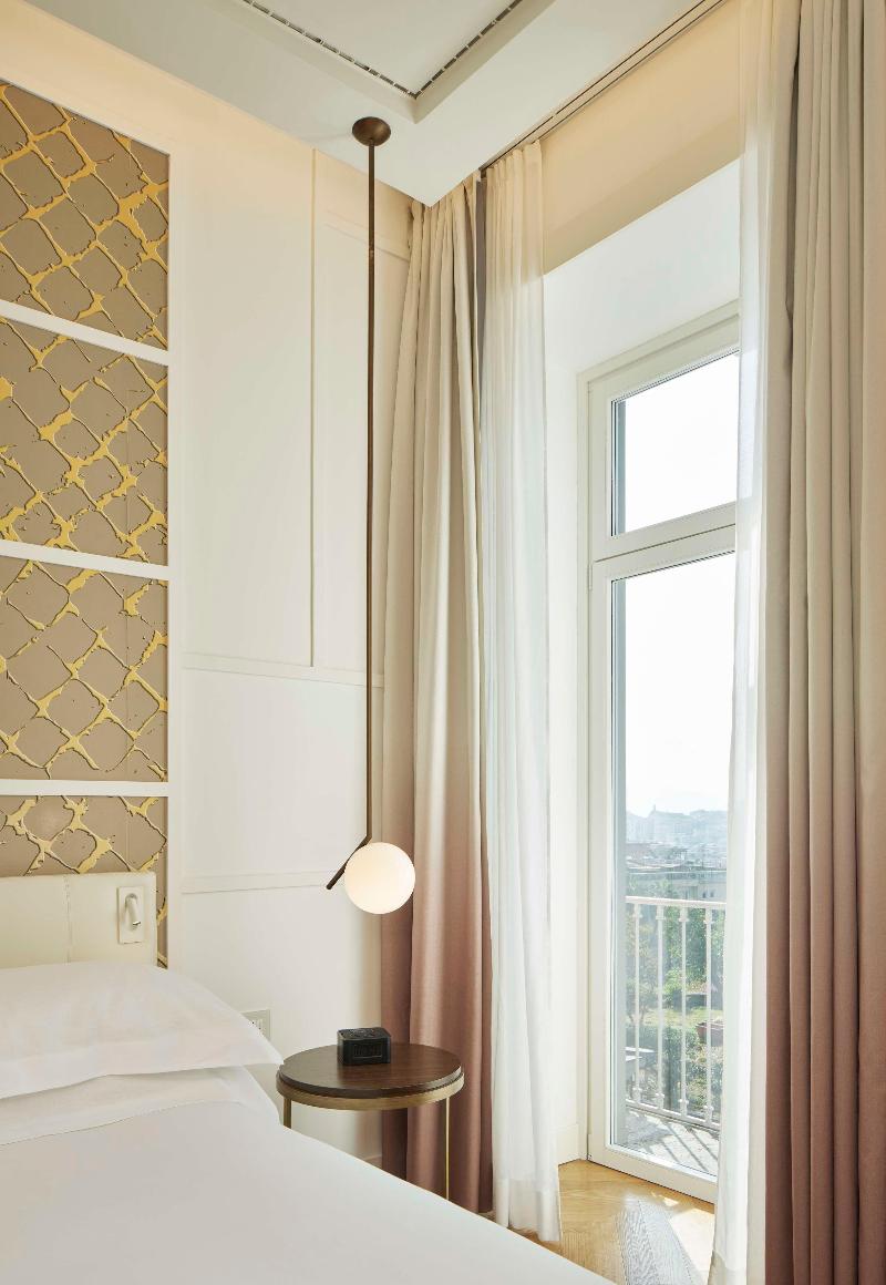 de Bonart Naples-Curio Collection by Hilton - Oda