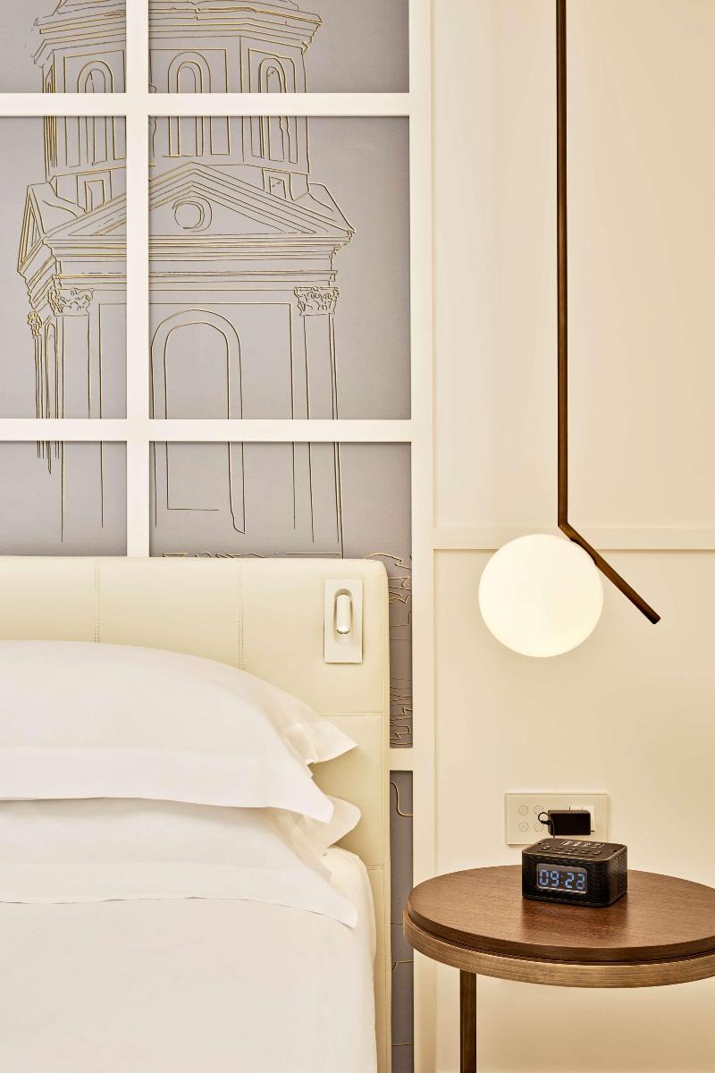 de Bonart Naples-Curio Collection by Hilton - Oda