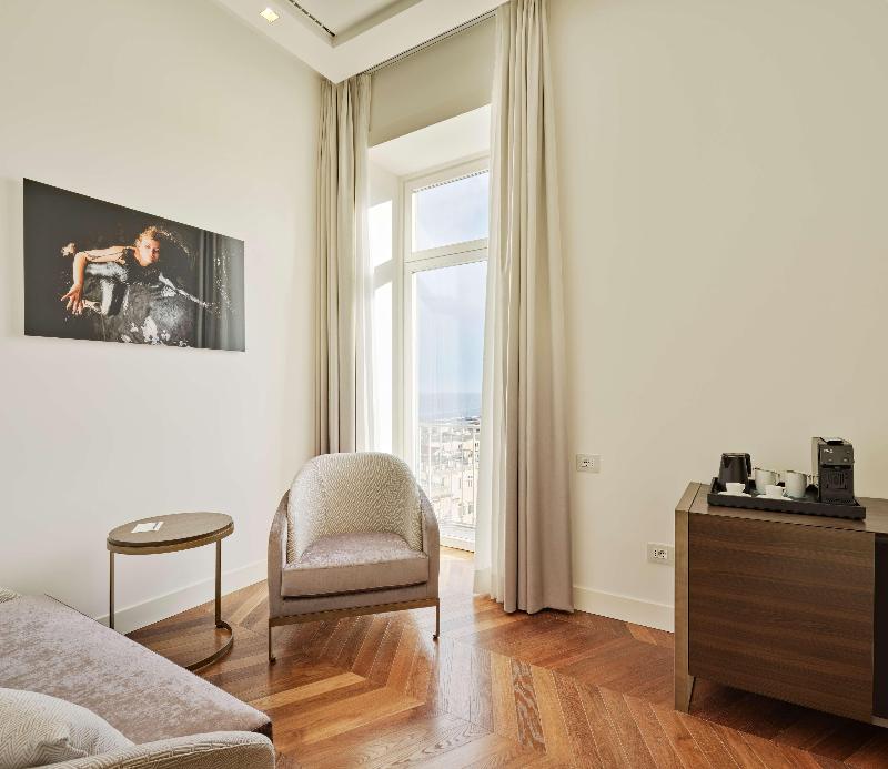 de Bonart Naples-Curio Collection by Hilton - Oda