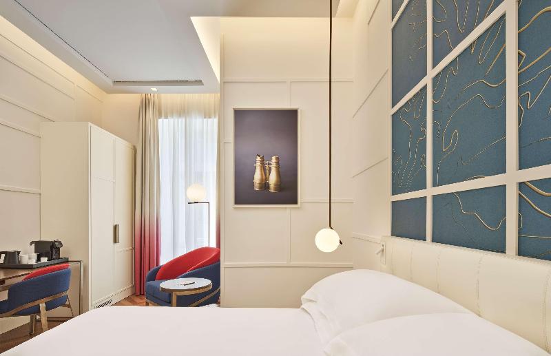 de Bonart Naples-Curio Collection by Hilton - Oda