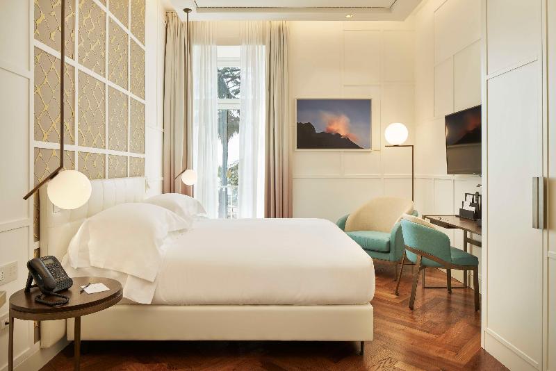 de Bonart Naples-Curio Collection by Hilton - Oda