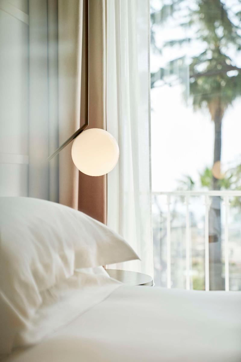 de Bonart Naples-Curio Collection by Hilton - Oda