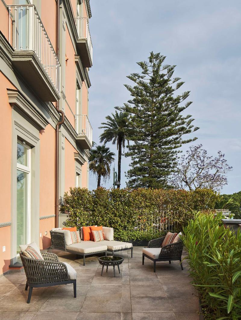 de Bonart Naples-Curio Collection by Hilton - Oda