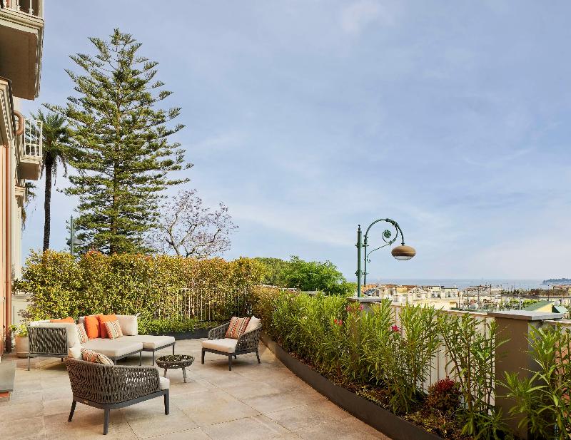de Bonart Naples-Curio Collection by Hilton - Oda
