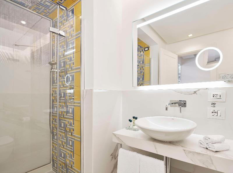 de Bonart Naples-Curio Collection by Hilton - Oda