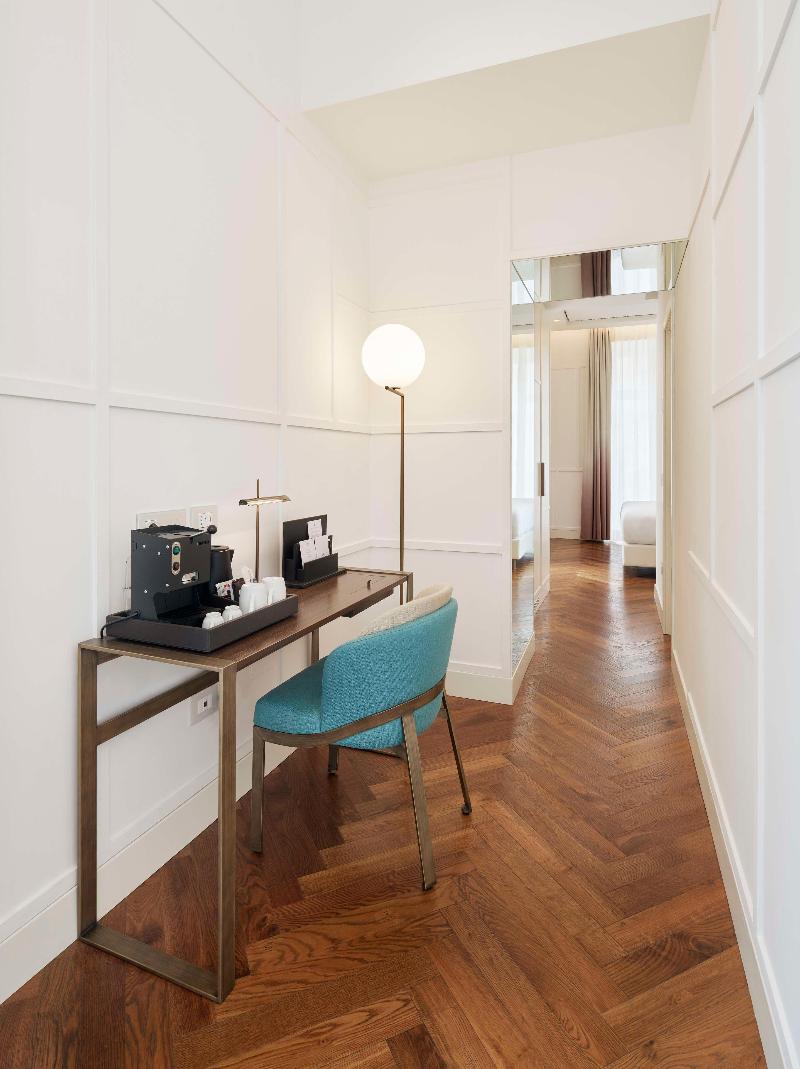 de Bonart Naples-Curio Collection by Hilton - Oda