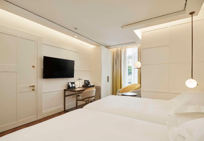 de Bonart Naples-Curio Collection by Hilton - Oda