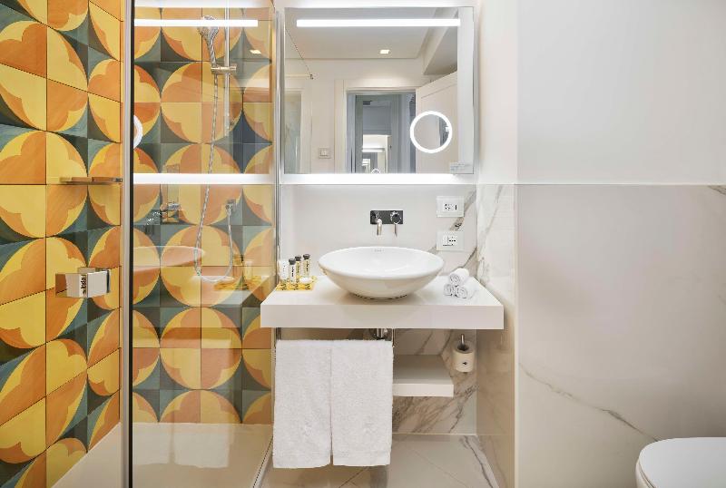 de Bonart Naples-Curio Collection by Hilton - Oda