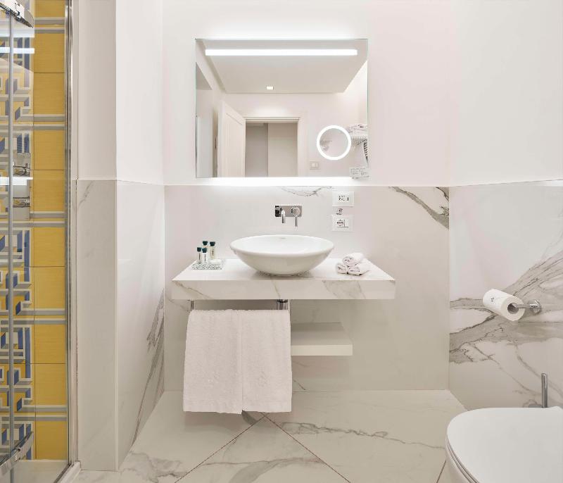 de Bonart Naples-Curio Collection by Hilton - Oda