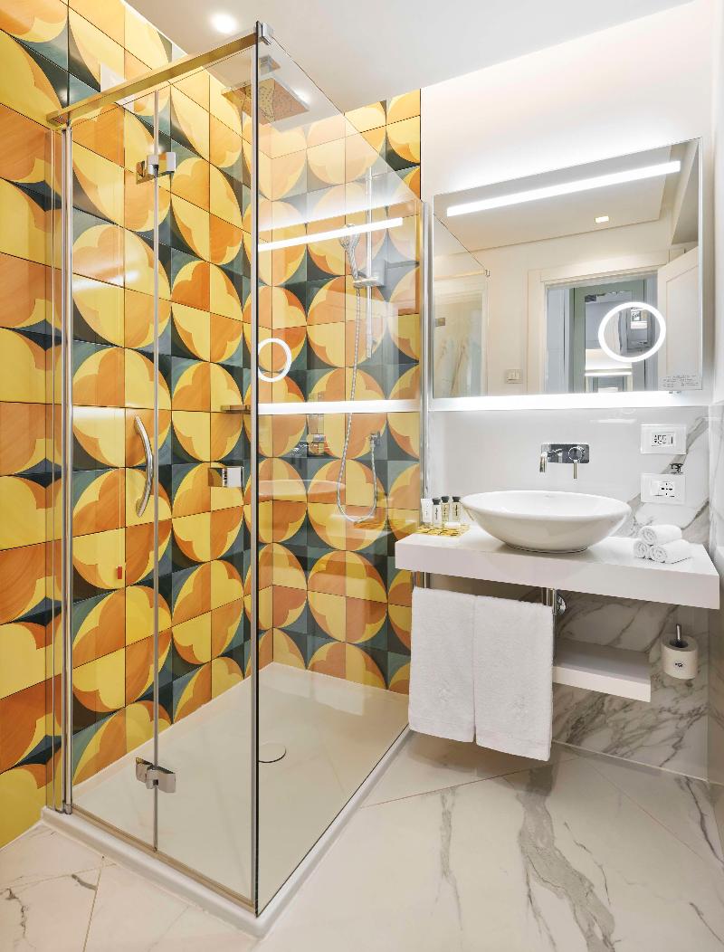 de Bonart Naples-Curio Collection by Hilton - Oda