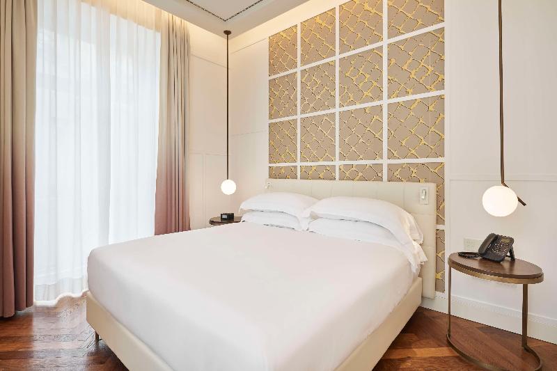 de Bonart Naples-Curio Collection by Hilton - Oda
