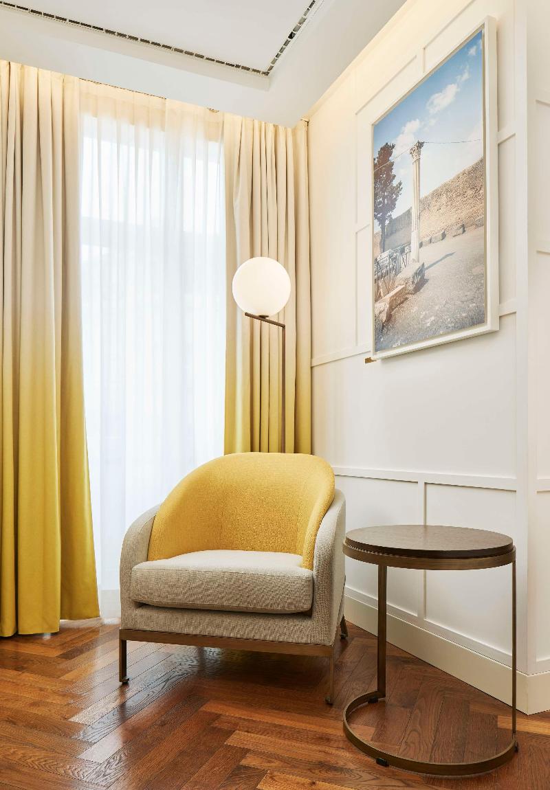 de Bonart Naples-Curio Collection by Hilton - Oda