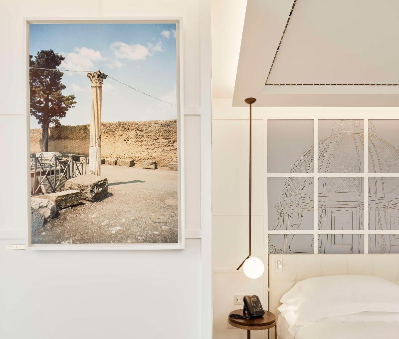 de Bonart Naples-Curio Collection by Hilton - Oda