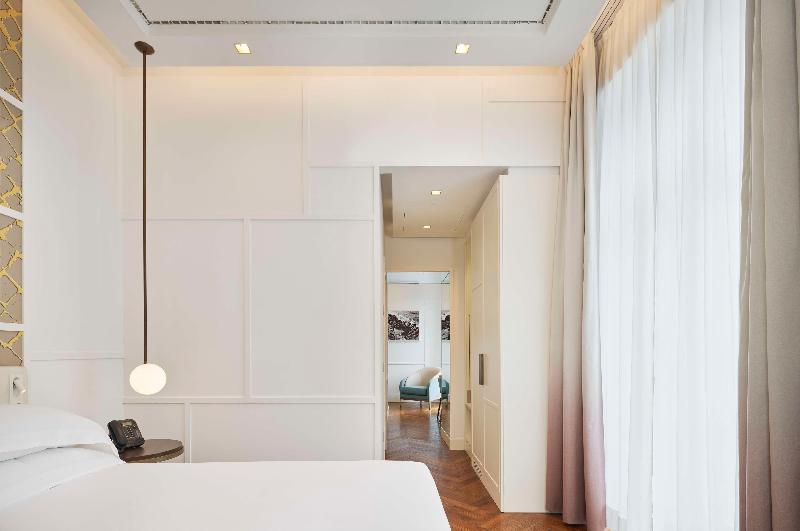 de Bonart Naples-Curio Collection by Hilton - Oda