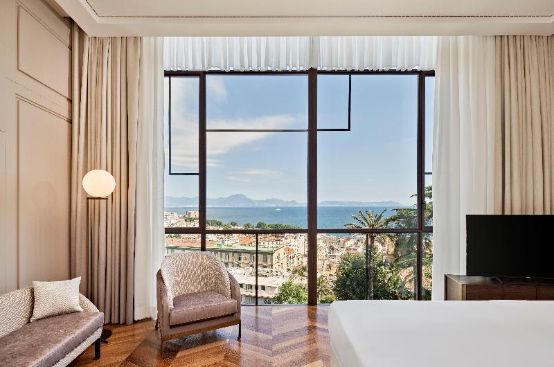 de Bonart Naples-Curio Collection by Hilton - Oda