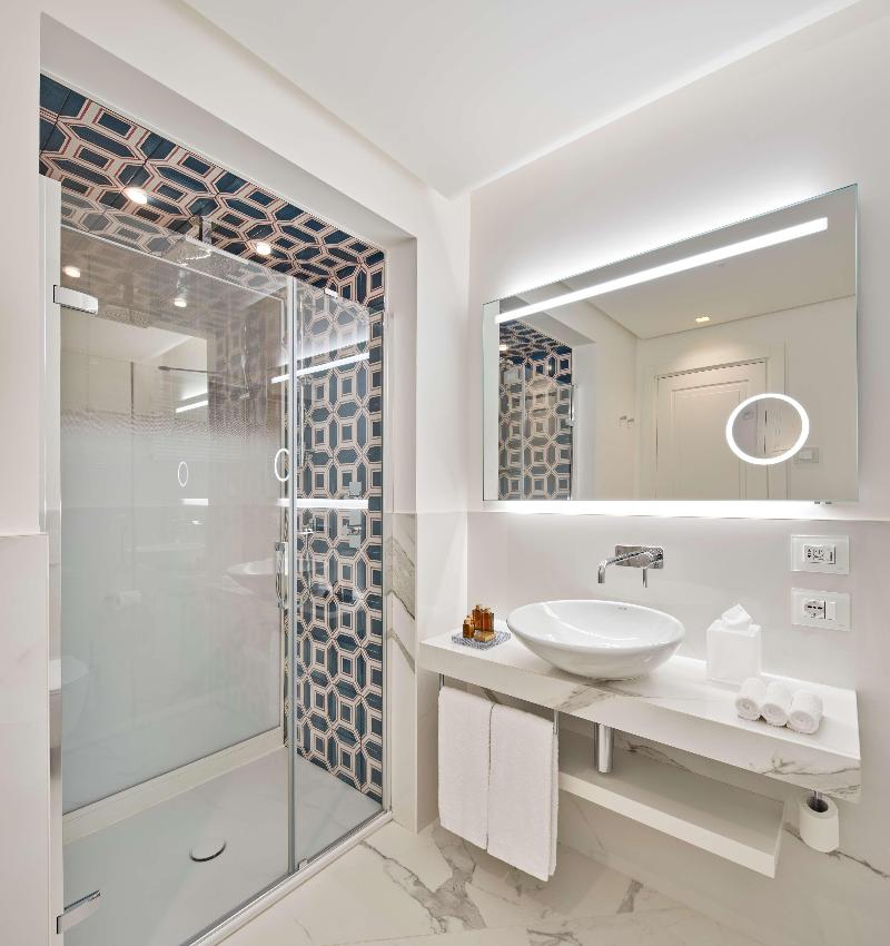 de Bonart Naples-Curio Collection by Hilton - Oda
