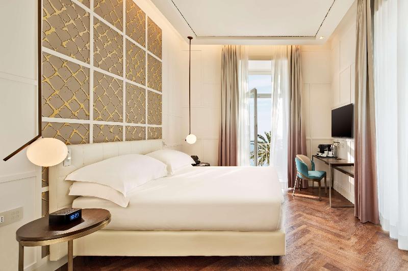 de Bonart Naples-Curio Collection by Hilton - Oda