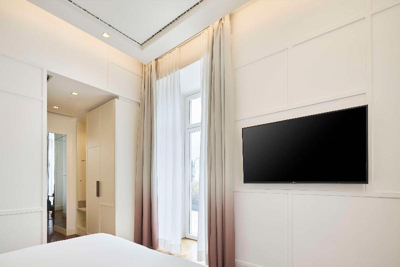 de Bonart Naples-Curio Collection by Hilton - Oda