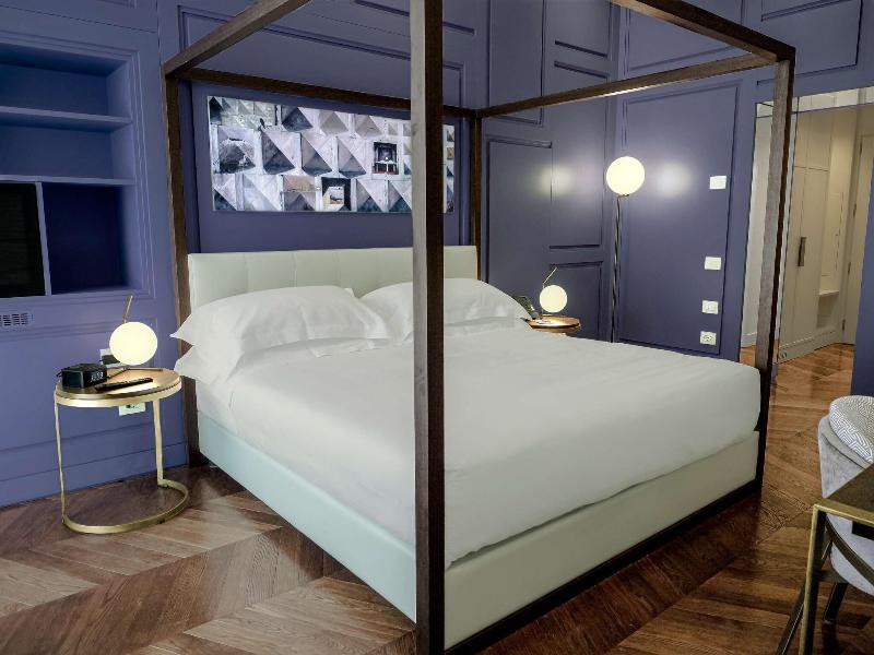 de Bonart Naples-Curio Collection by Hilton - Oda