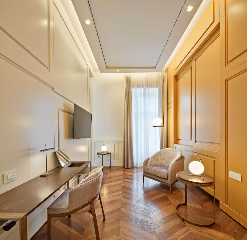 de Bonart Naples-Curio Collection by Hilton - Oda