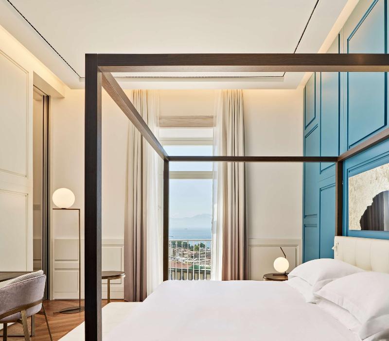 de Bonart Naples-Curio Collection by Hilton - Oda