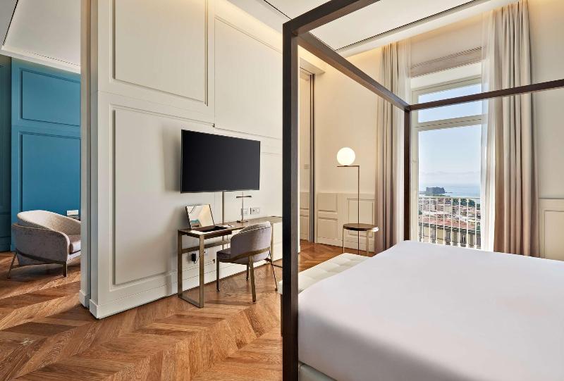 de Bonart Naples-Curio Collection by Hilton - Oda