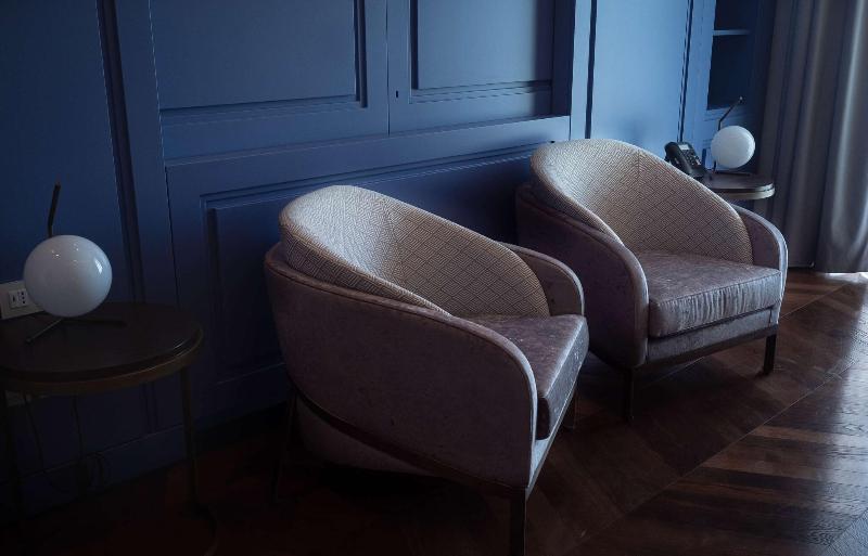 de Bonart Naples-Curio Collection by Hilton - Oda