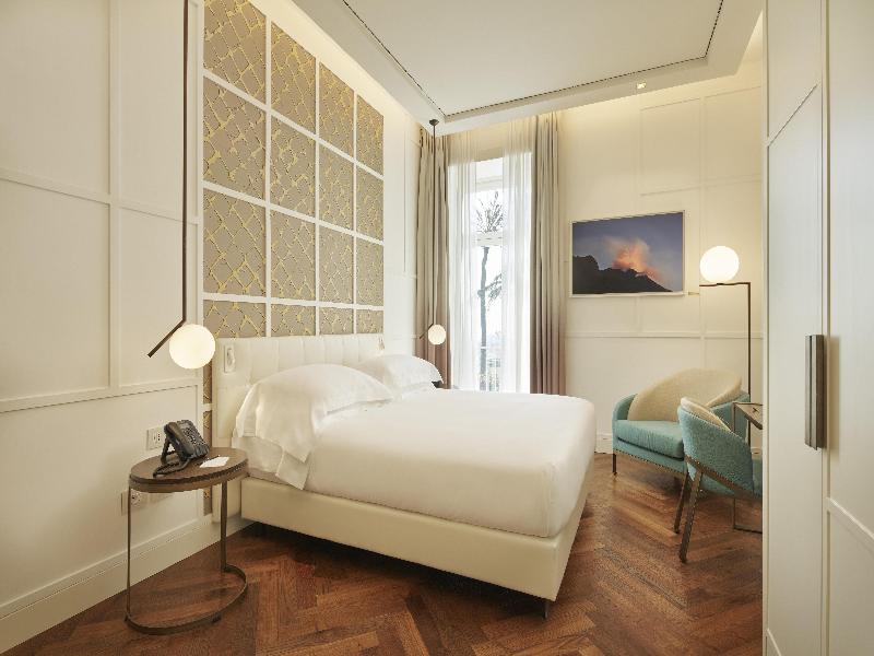 de Bonart Naples-Curio Collection by Hilton - Oda