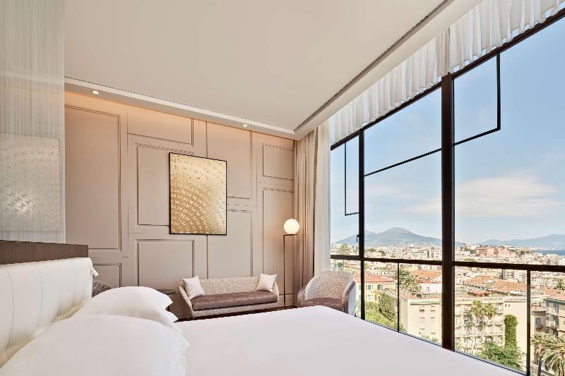 de Bonart Naples-Curio Collection by Hilton - Oda