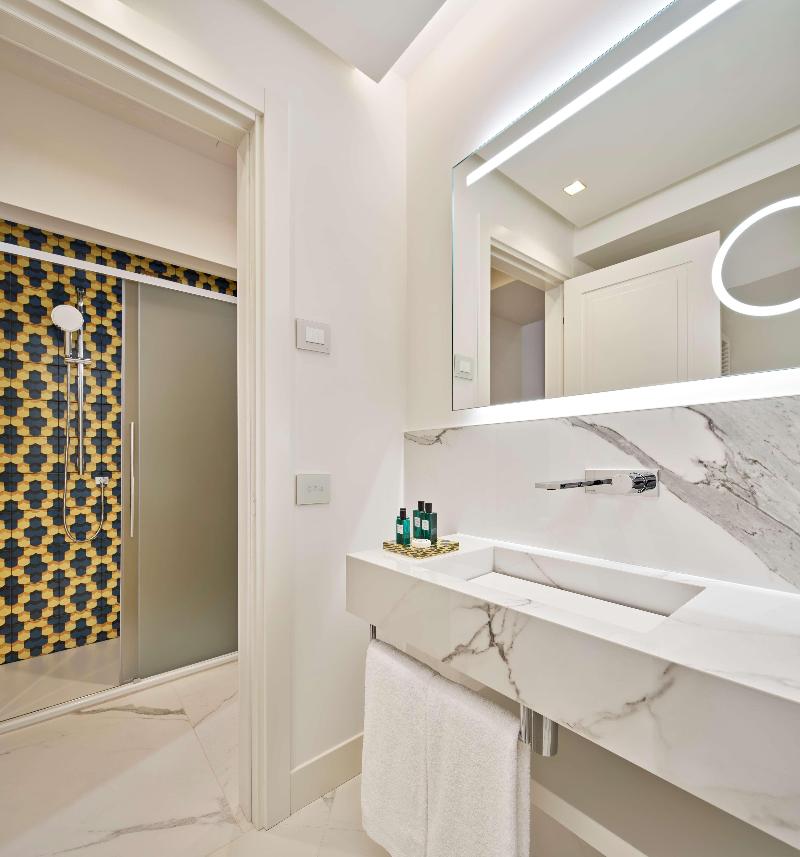 de Bonart Naples-Curio Collection by Hilton - Oda