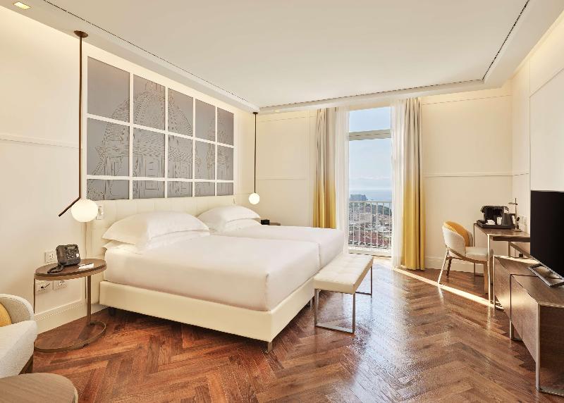 de Bonart Naples-Curio Collection by Hilton - Oda