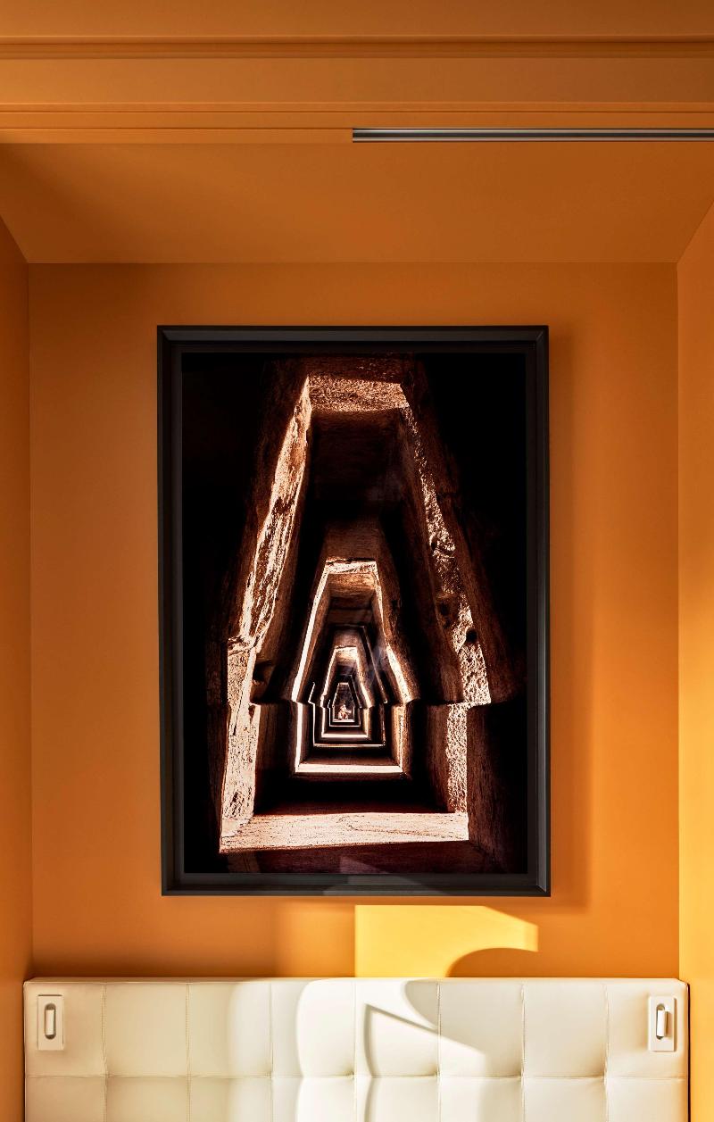 de Bonart Naples-Curio Collection by Hilton - Oda