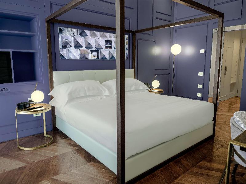 de Bonart Naples-Curio Collection by Hilton - Oda