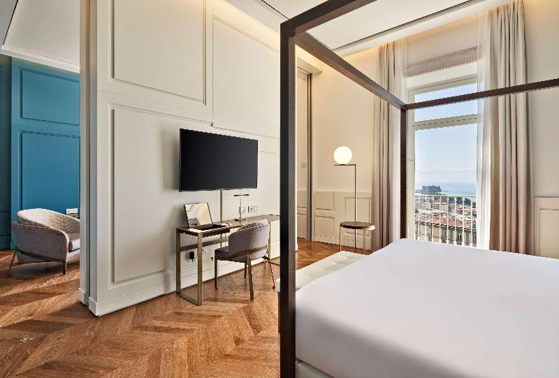 de Bonart Naples-Curio Collection by Hilton - Oda