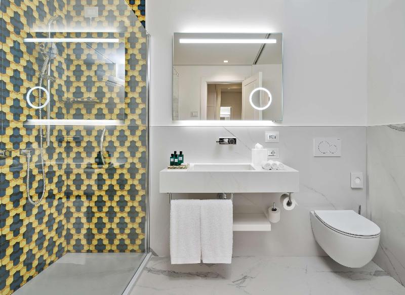de Bonart Naples-Curio Collection by Hilton - Oda