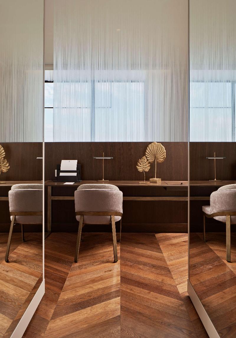 de Bonart Naples-Curio Collection by Hilton - Oda